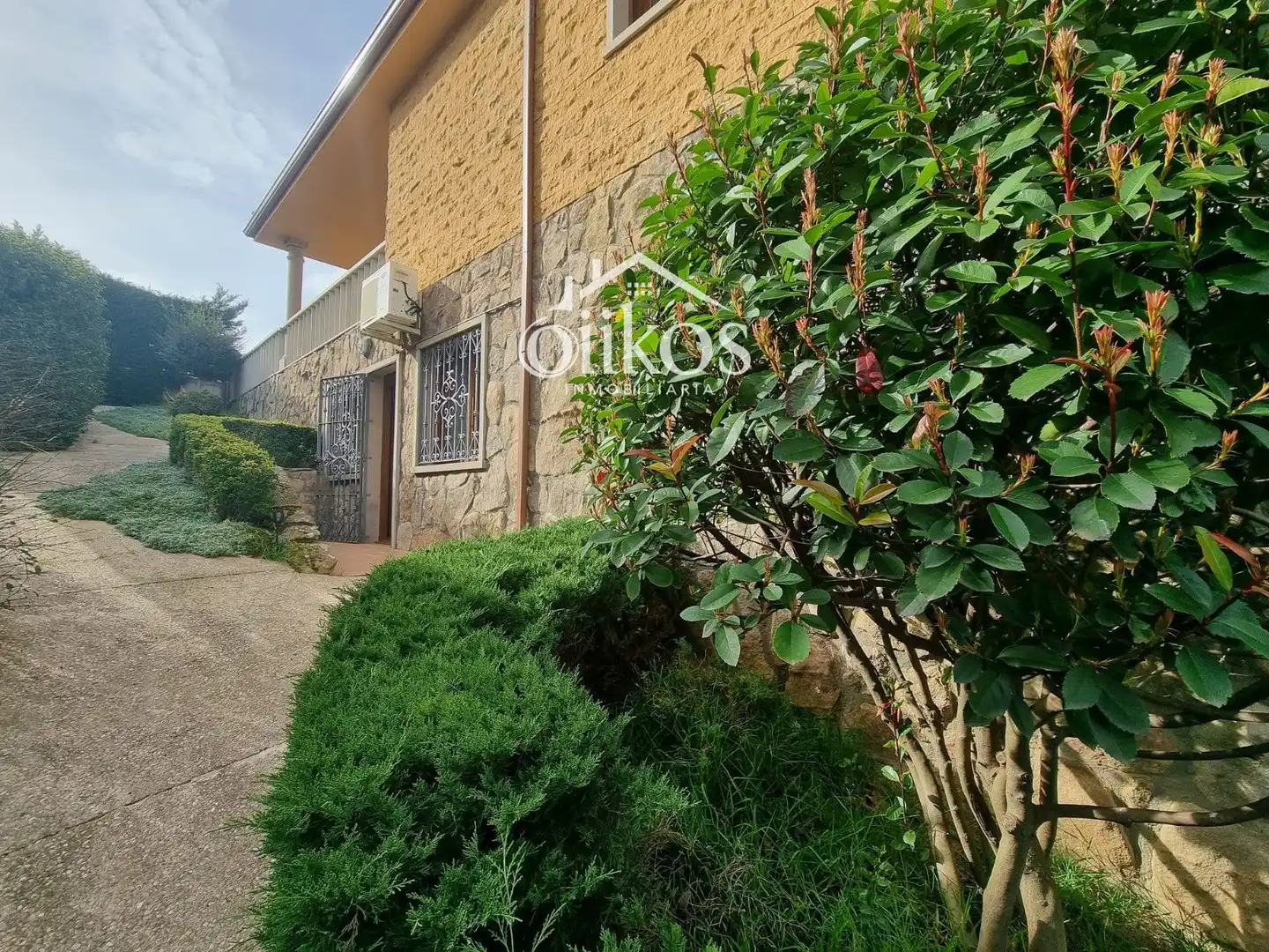 Vista exterior de Casa adosada en venta en Villamayor con Aire acondicionado, Calefacción y Parquet