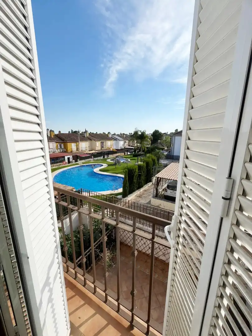 Vista exterior de Casa adosada en venda en Córdoba amb Aire condicionat, Calefacció i Piscina comunitària