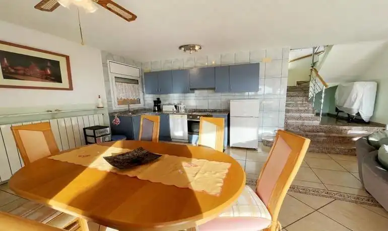 Cuina de Casa o xalet en venda en Roses amb Jardí privat, Terrassa i Balcó