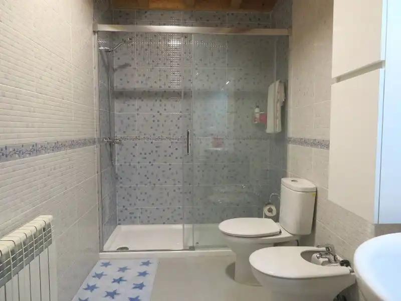 Bany de Casa o xalet en venda en San Andrés del Rabanedo amb Calefacció i Jardí privat