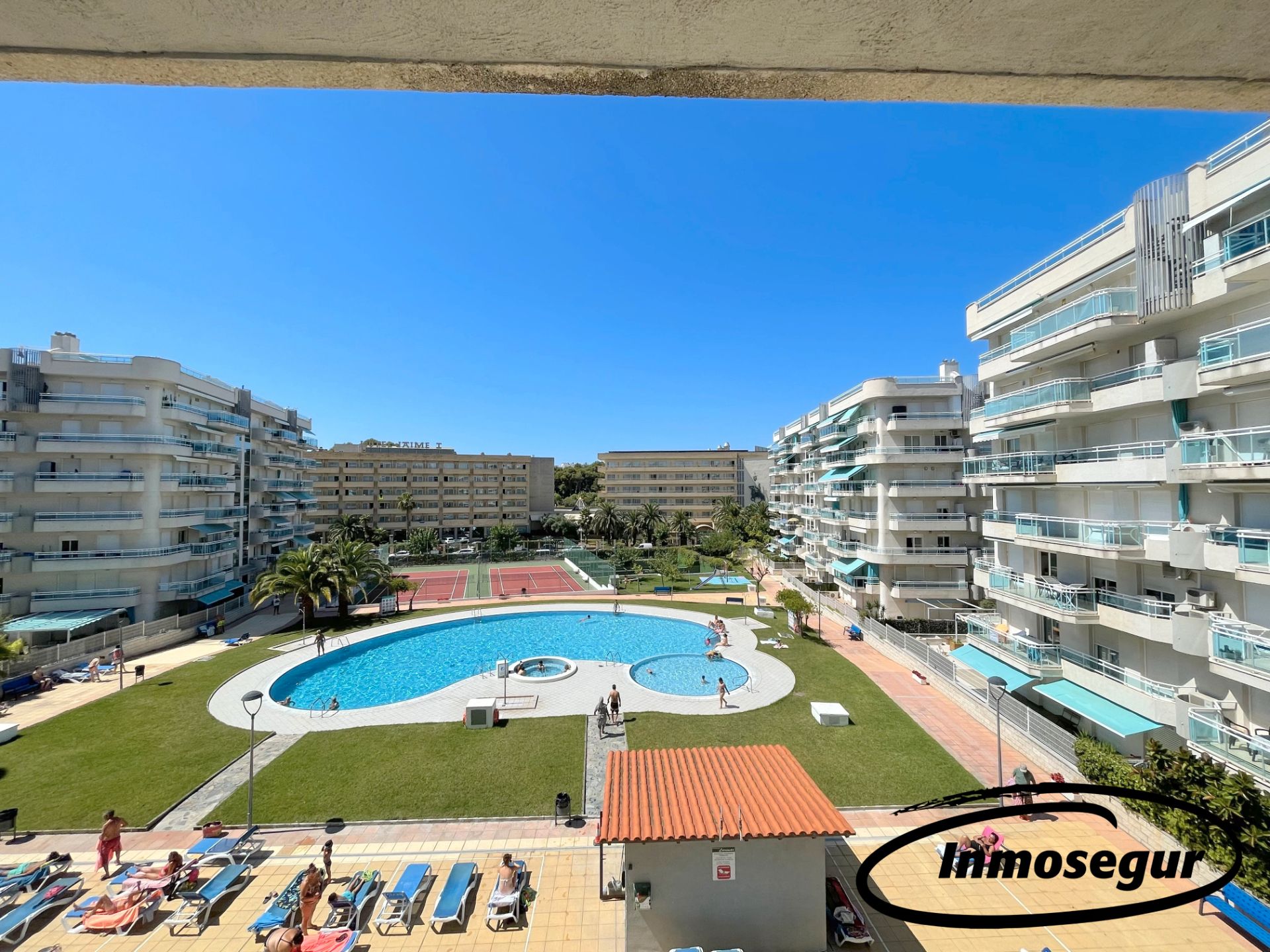 Piscina de Piso en venta en Salou con Calefacción, Terraza y Amueblado