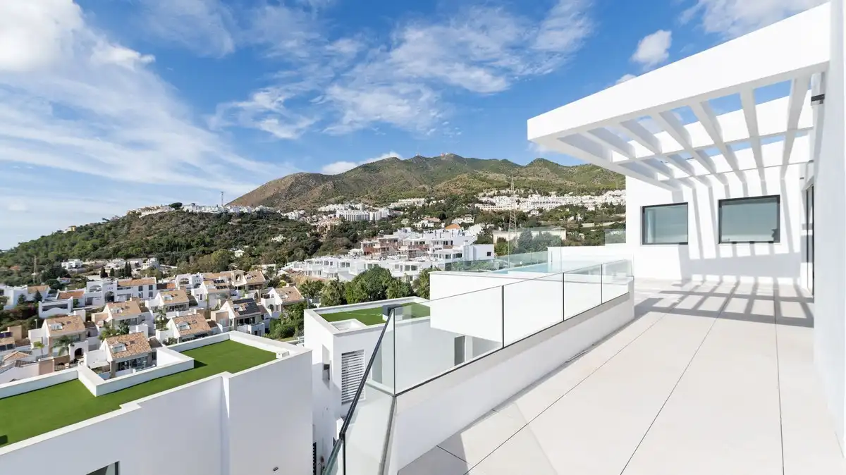 Außenansicht von Einfamilien-Reihenhaus zum Verkauf in Benalmádena mit Klimaanlage, Terrasse und Abstellraum