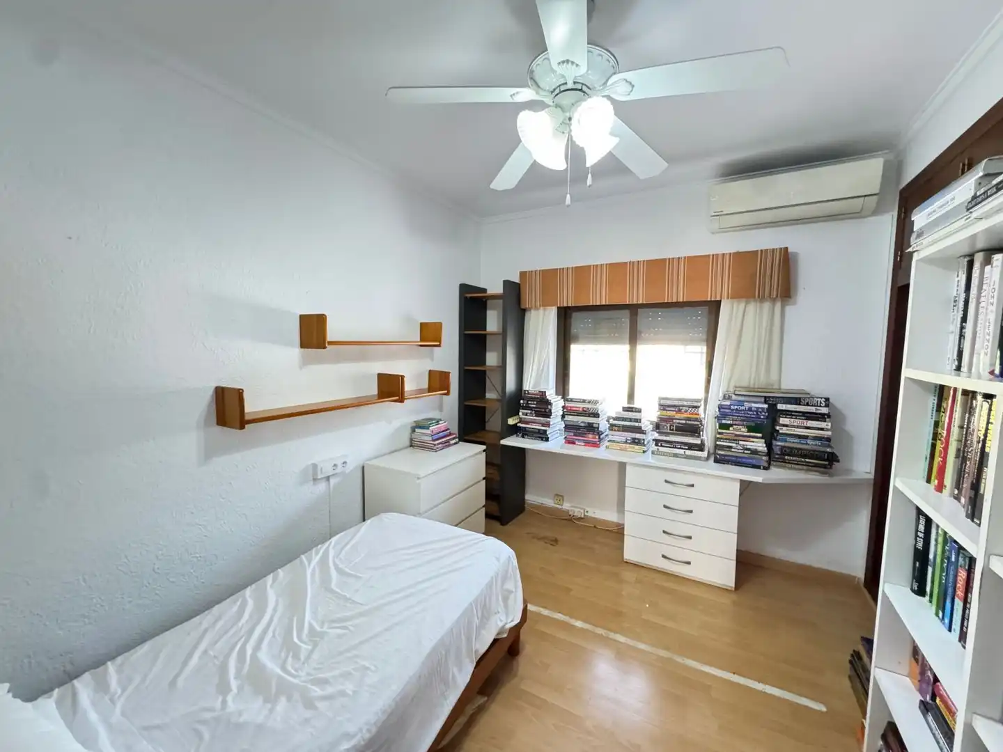 Dormitori de Casa o xalet en venda en Orihuela amb Aire condicionat i Jardí privat