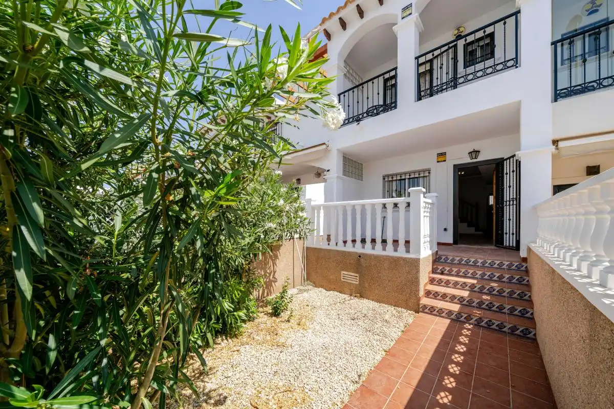 Jardí de Casa adosada en venda en Orihuela amb Aire condicionat, Calefacció i Piscina