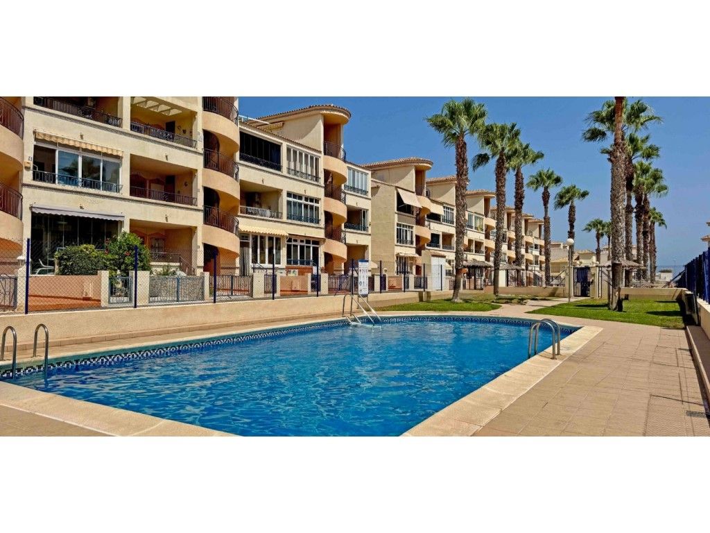 Vista exterior de Apartament en venda en Orihuela amb Aire condicionat, Terrassa i Piscina