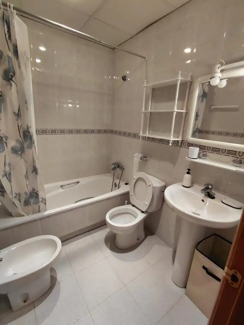 Baño de Piso de alquiler en Tarragona con Aire acondicionado, Terraza y Trastero