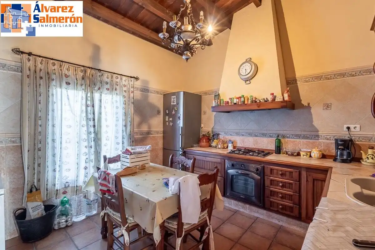 Cuina de Casa o xalet en venda en La Zubia amb Jardí privat