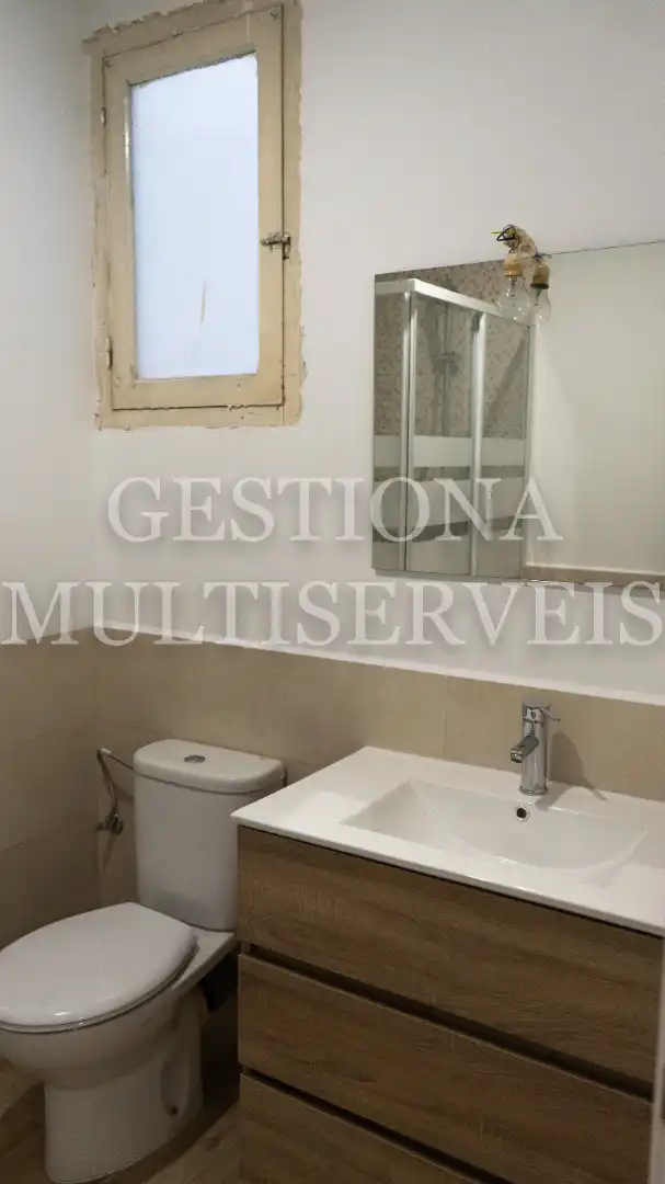 Baño de Local en venta en Sant Boi de Llobregat con Alarma