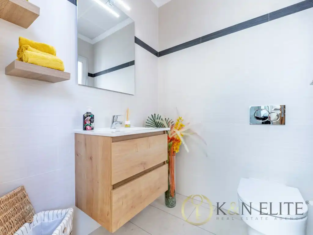 Bathroom of Houses for sale in Petrer  with Air Conditioner, Private garden and Swimming Pool