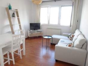 Sala d'estar de Pis de lloguer en Gijón  amb Calefacció, Parquet i Moblat