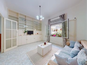 Bajo con ascensor en venta en Calle MAUDES