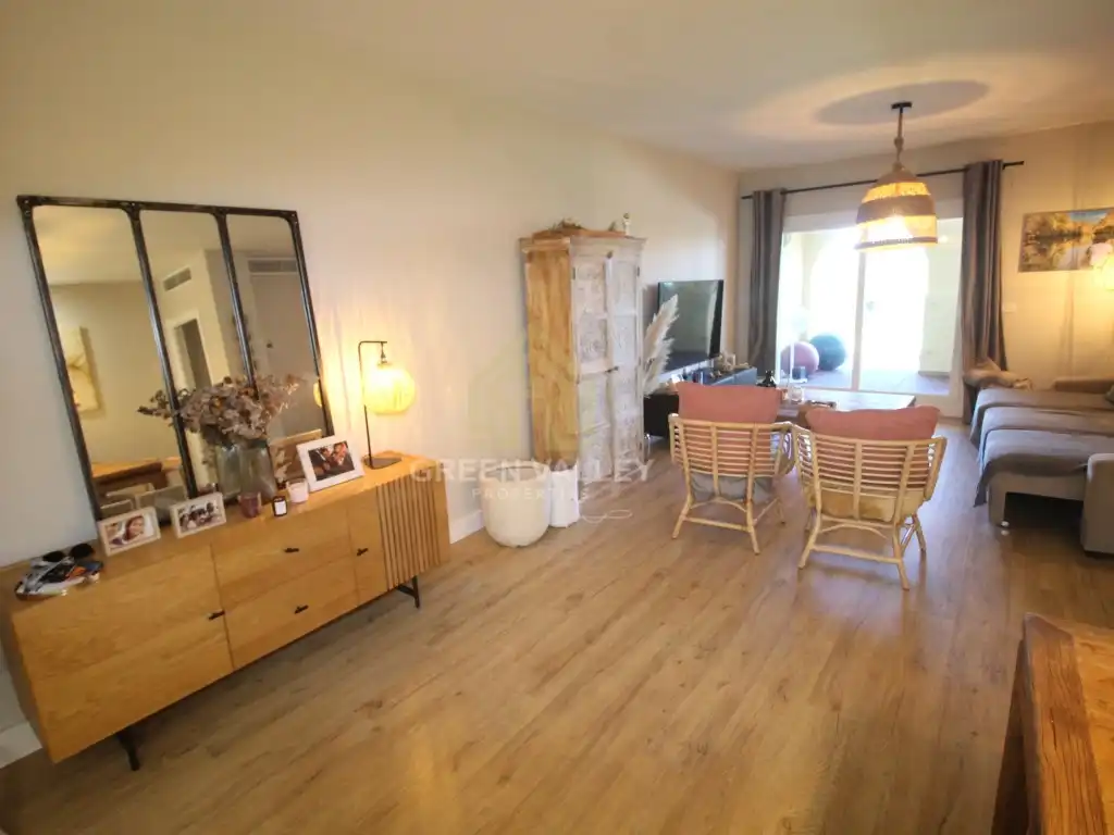 Schlafzimmer von Wohnungen zum Verkauf in Sotogrande mit Klimaanlage, Heizung und Privatgarten