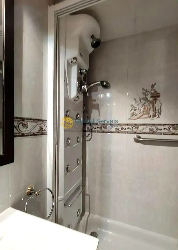 Badezimmer von Erdgeschoss zum Verkauf in Abrera mit Klimaanlage, Heizung und Privatgarten