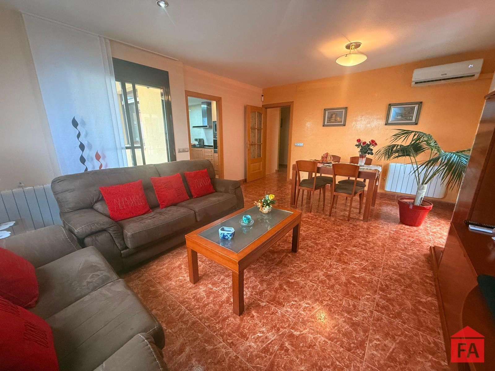 Living room of House or chalet for sale in La Bisbal del Penedès  with Air Conditioner, Heating and Terrace