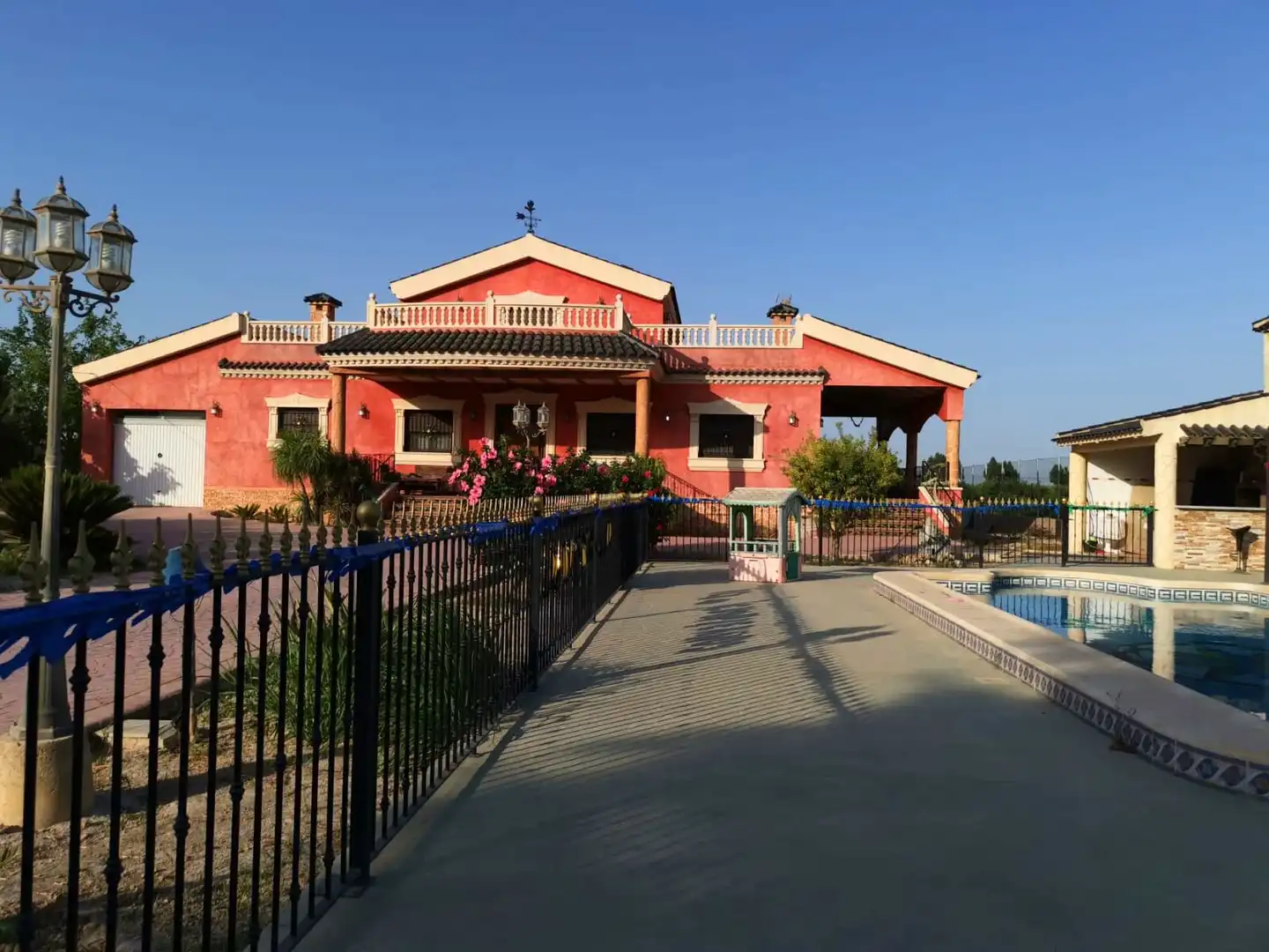 Vista exterior de Casa o xalet en venda en Orihuela amb Jardí privat, Moblat i Balcó