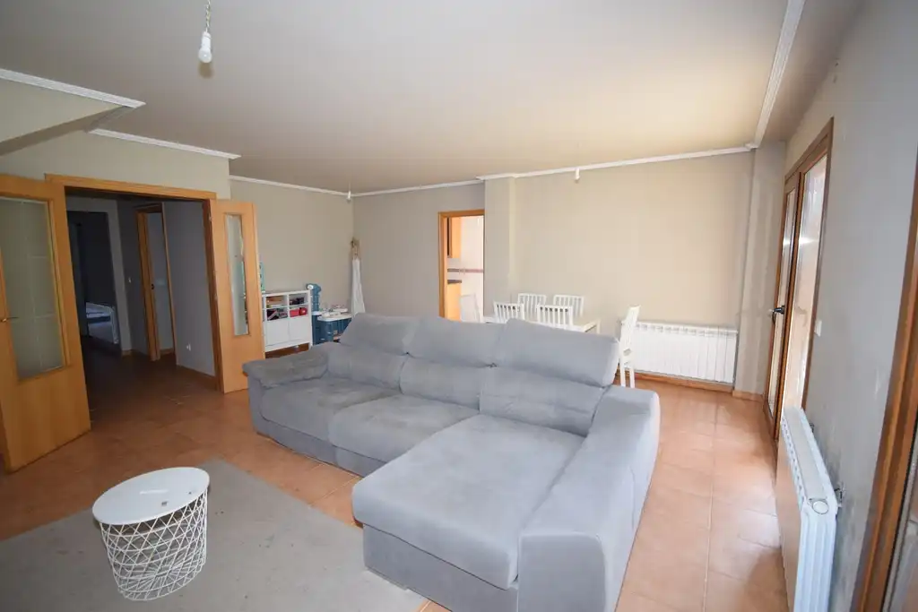 Sala de estar de Casa adosada en venta en Miño con Calefacción, Jardín privado y Amueblado