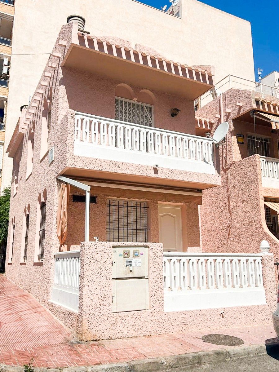 Vista exterior de Casa o xalet en venda en Torrevieja amb Aire condicionat, Terrassa i Traster