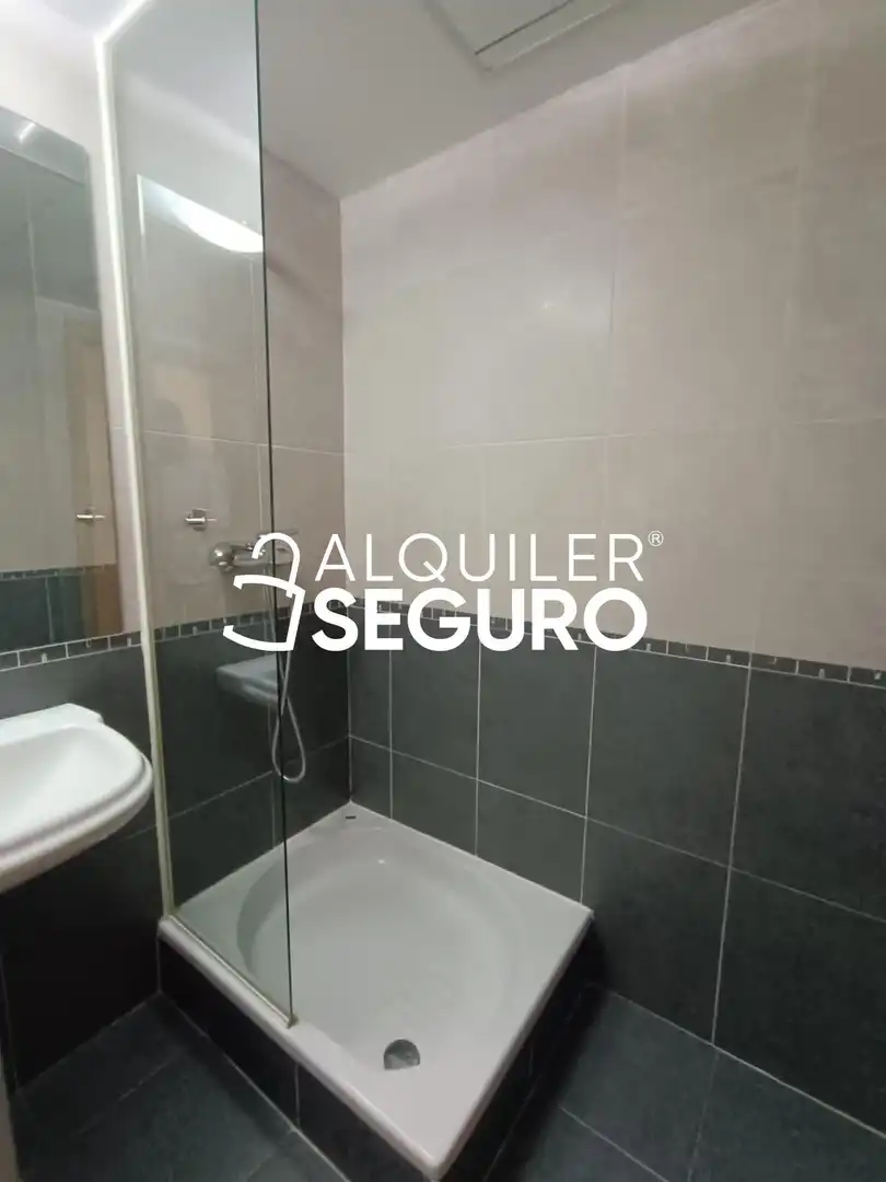 Baño de Piso de alquiler en Parla con Aire acondicionado, Calefacción y Terraza