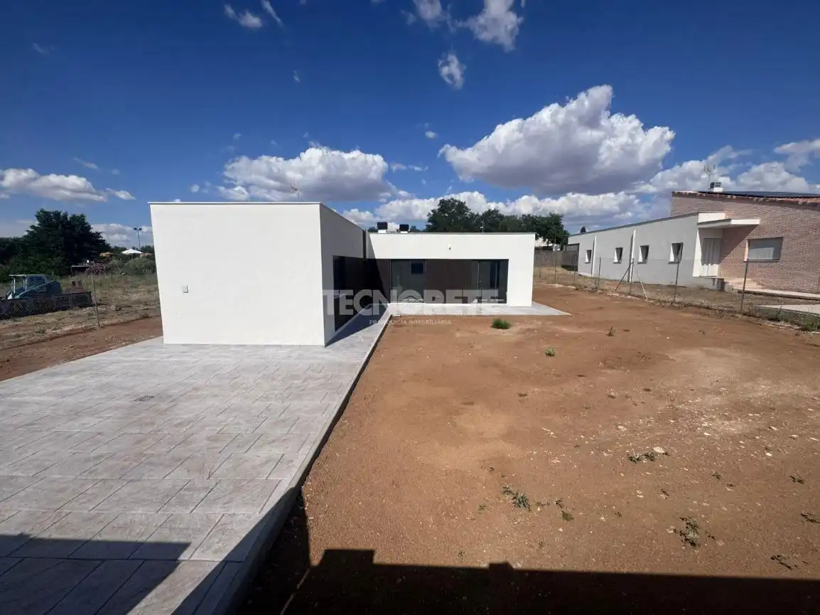 Houses for sale in Layos  with Air Conditioner and Heating