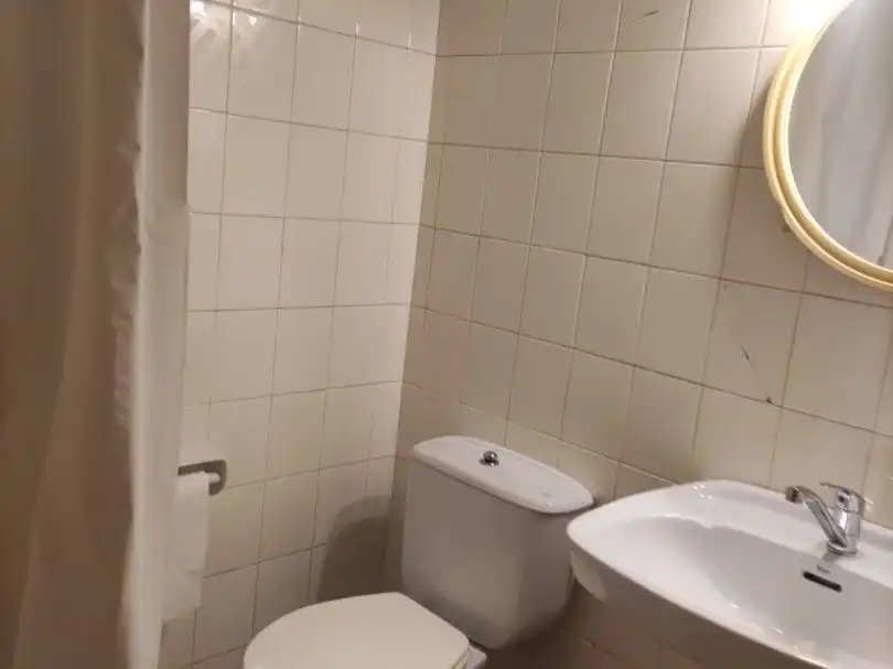 Badezimmer von Geschaftsraum zur Miete in Bellver de Cerdanya mit Parkett