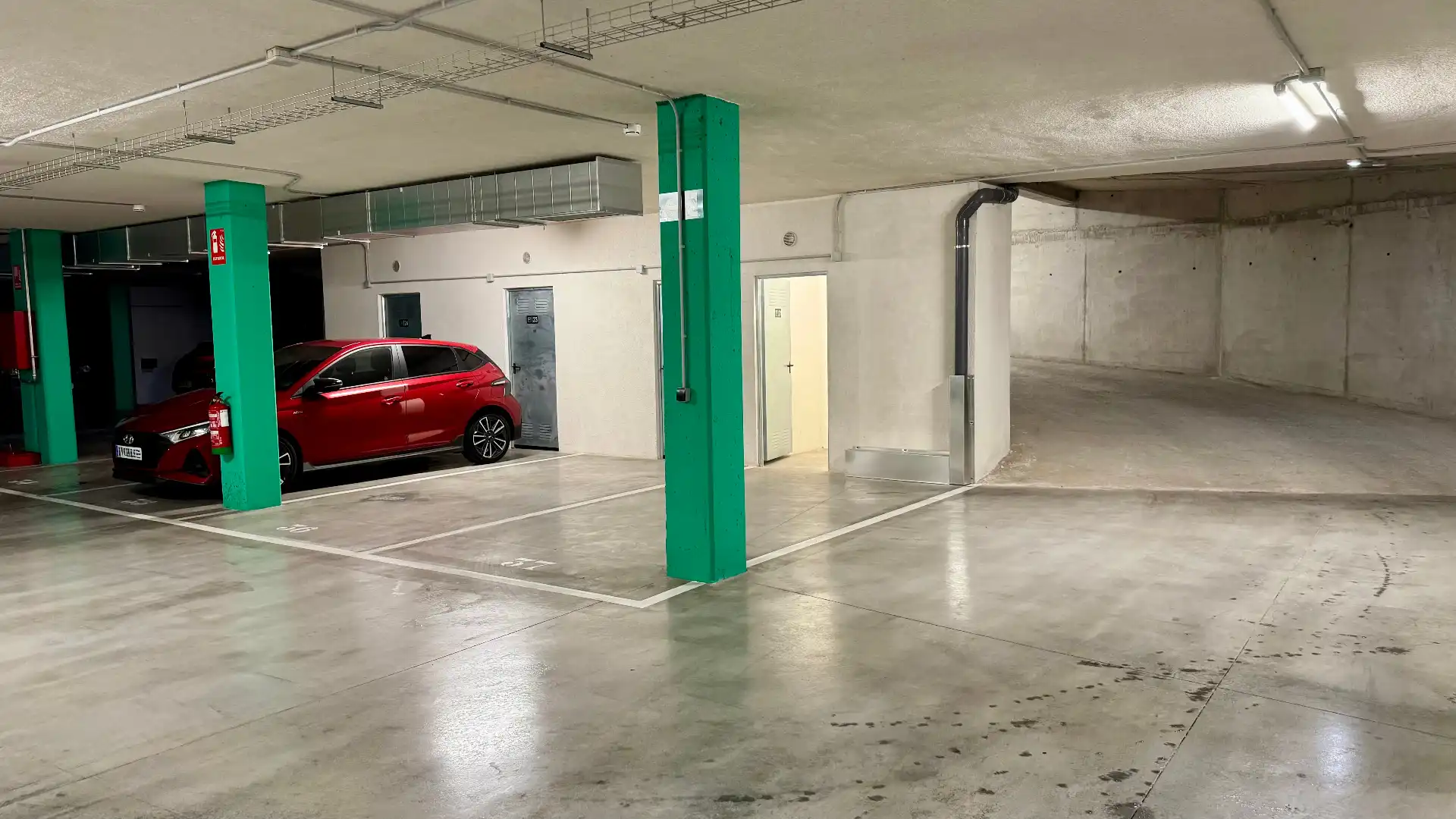 Aparcament de Pis en venda en Gijón  amb Calefacció, Parquet i Terrassa