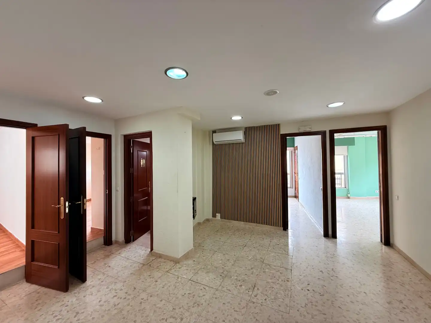 Office for rent in Marbella  with Air Conditioner and Balcony