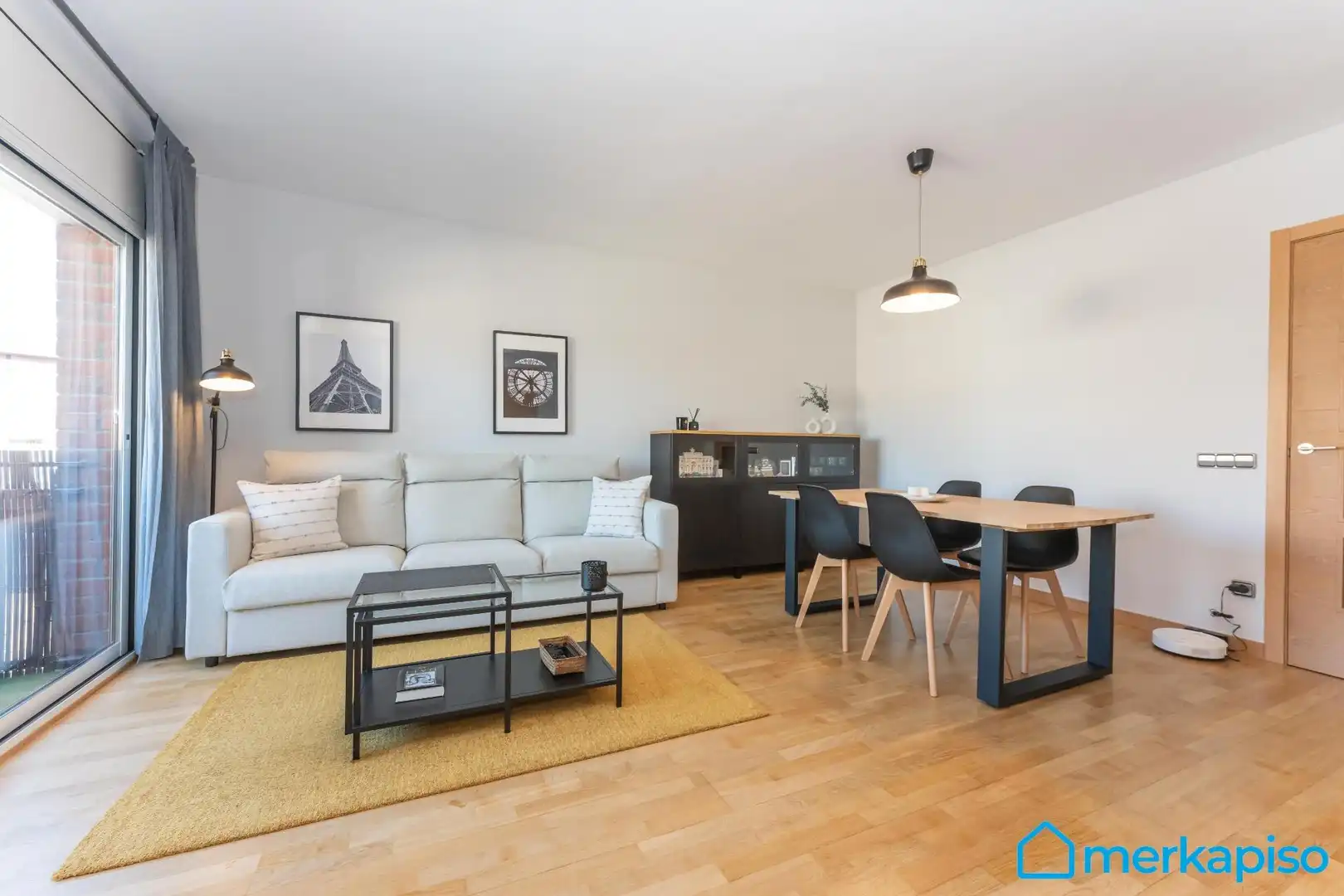 Living room of Flat for sale in L'Hospitalet de Llobregat  with Air Conditioner, Heating and Parquet flooring