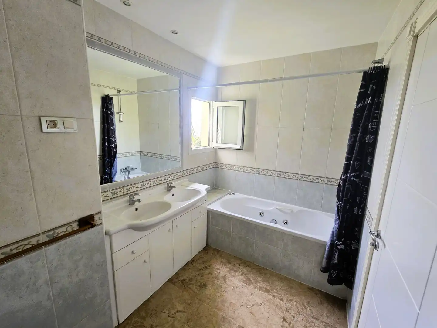 Bany de Pis en venda en Mijas amb Aire condicionat, Calefacció i Terrassa