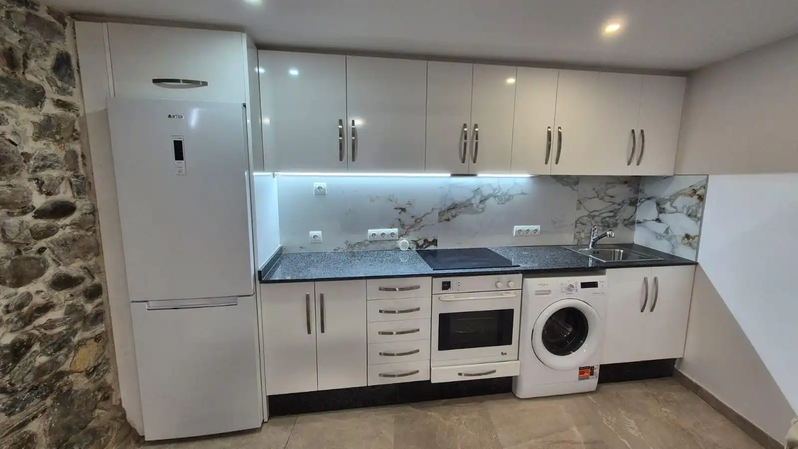 Cocina de Apartamento de alquiler en Ponferrada con Calefacción y Terraza