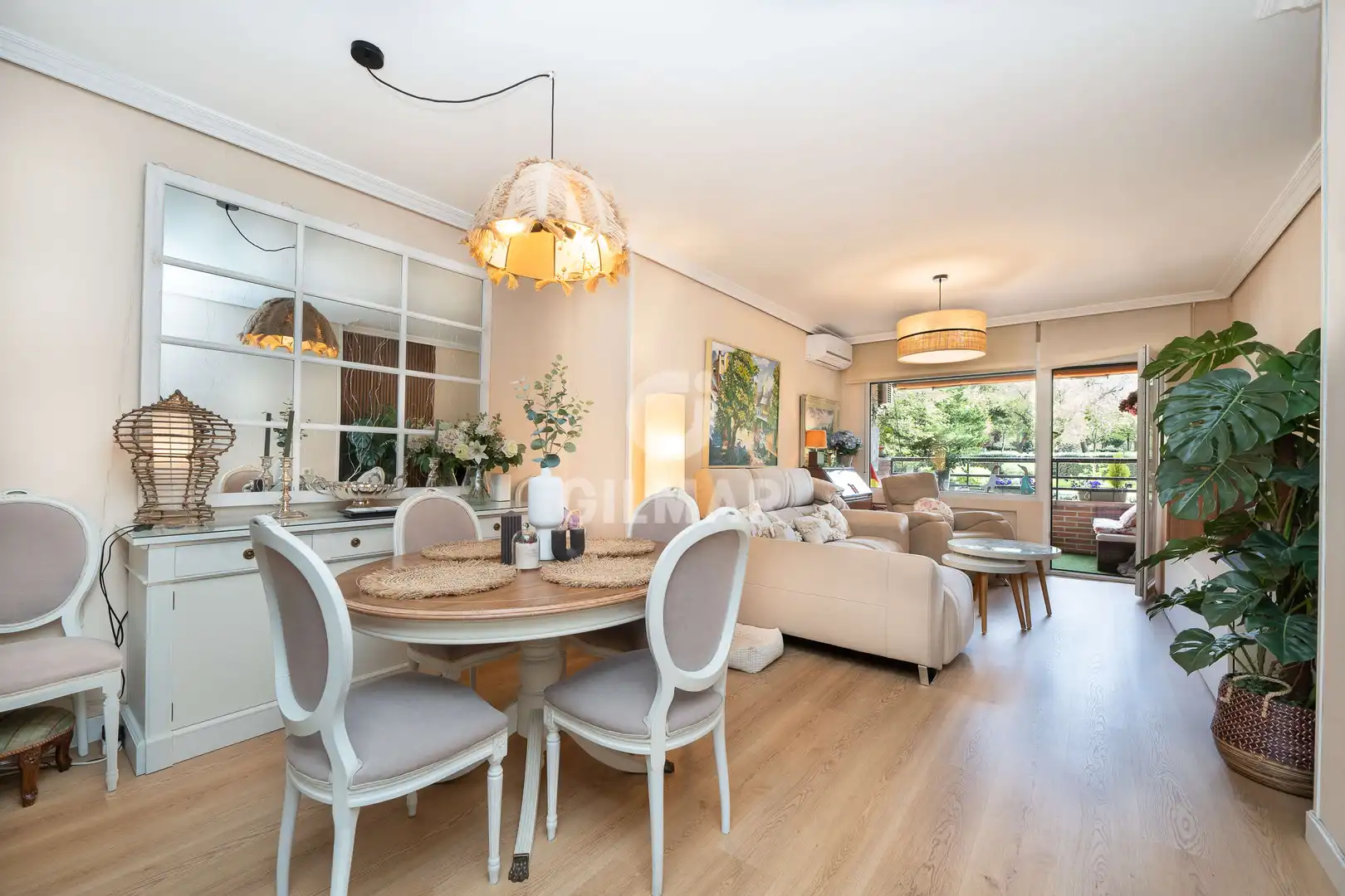 Menjador de Pis en venda en  Madrid Capital amb Calefacció, Jardí privat i Piscina