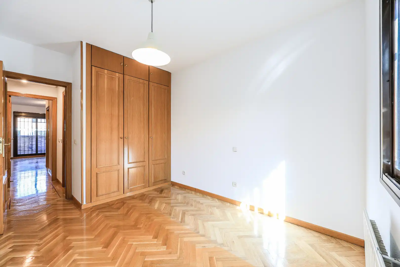 Schlafzimmer von Wohnung zur Miete in Madrid mit Heizung, Parkett und Terrasse