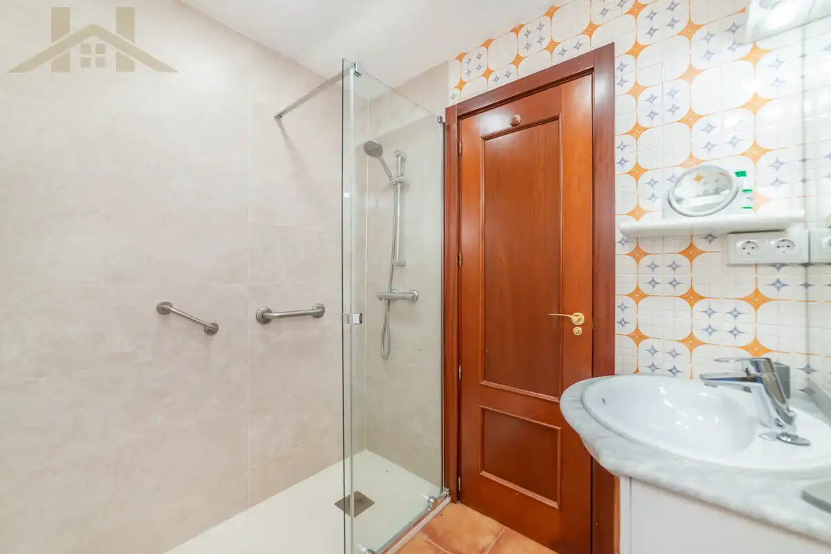 Bathroom of Flat for sale in Fuenlabrada  with Air Conditioner, Heating and Furnished