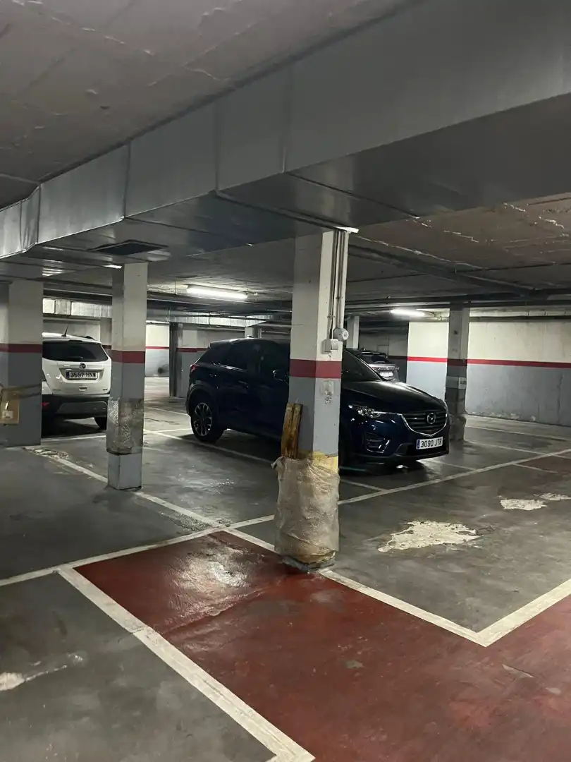 Parkplatz von Garage zur Miete in Madrid mit Alarm