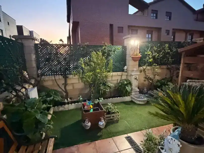 Terrassa de Casa adosada en venda en Miranda de Ebro amb Jardí privat, Parquet i Traster
