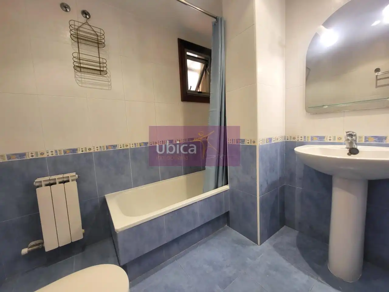 Bany de Pis en venda en Vigo  amb Calefacció, Parquet i Terrassa
