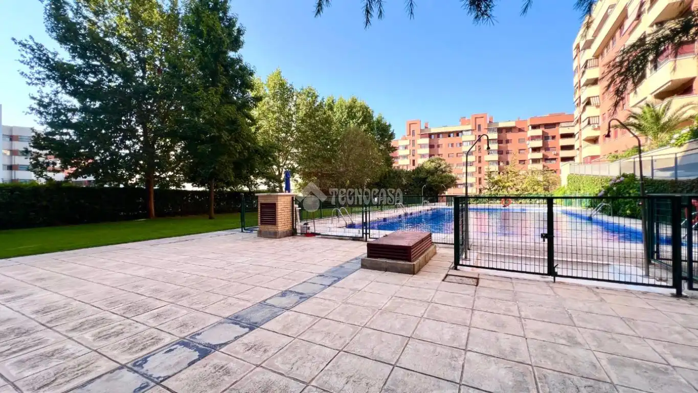 Swimming pool of Flat for sale in Madrid  with Air Conditioner, Heating and Parquet flooring