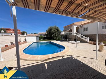 Villa con piscina in vendita a Zona Carrefour - Urbanizaciones