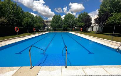 Swimming pool of Flat for sale in Parla