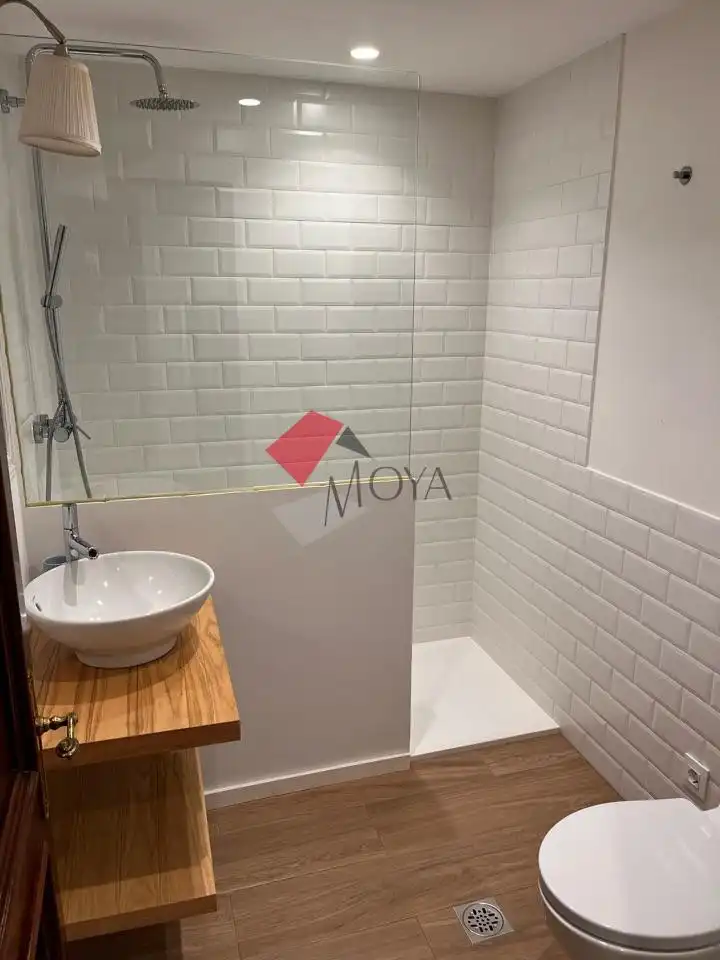 Bathroom of Apartments for rent in Vigo   with Heating and Furnished