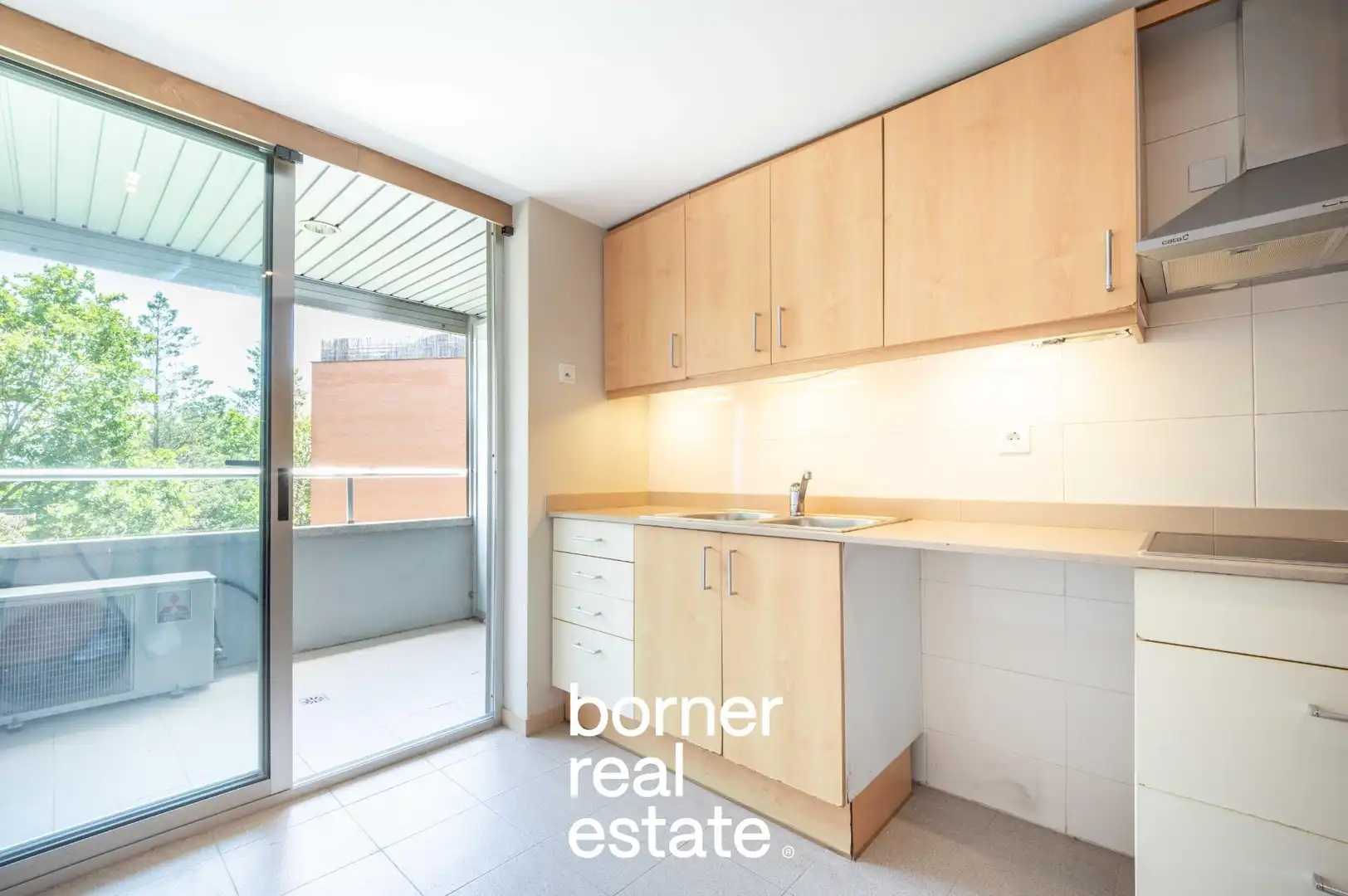 Vista exterior de Piso en venta en Sant Cugat del Vallès con Aire acondicionado, Calefacción y Jardín privado