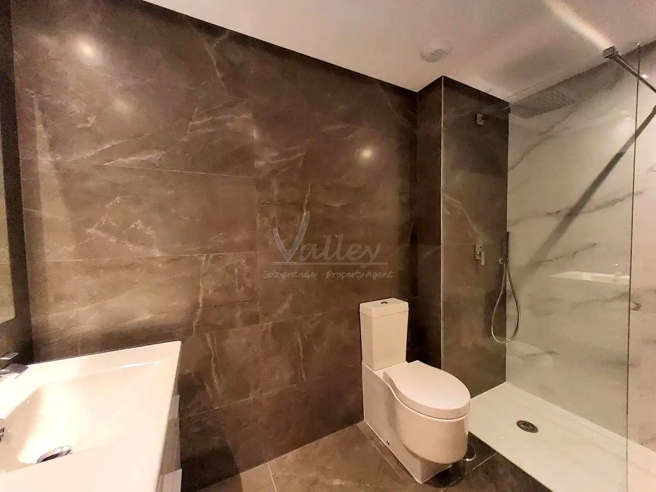 Badezimmer von Wohnungen zum Verkauf in Sotogrande mit Klimaanlage, Terrasse und Möbliert