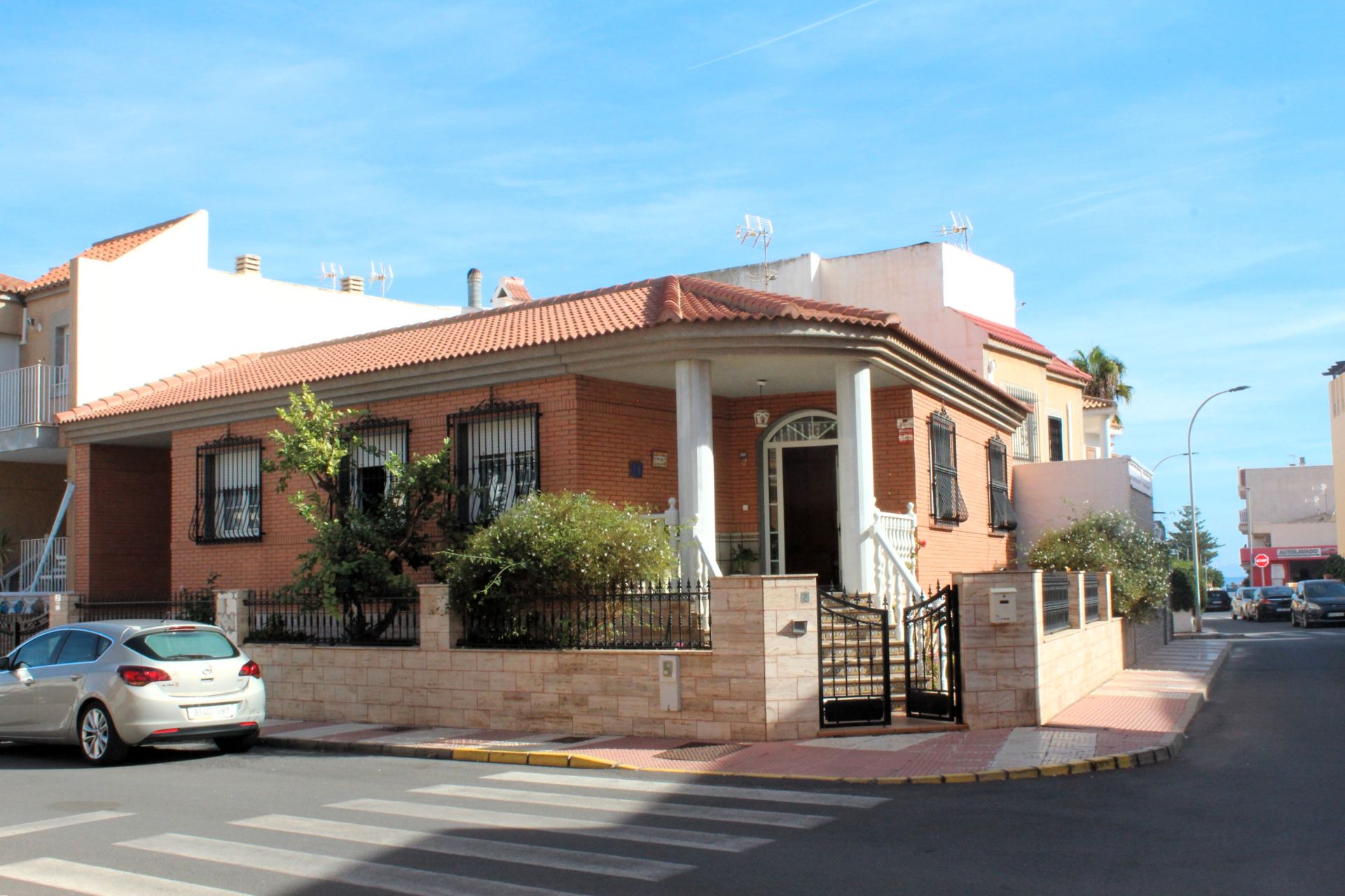 Exterior view of Single-family semi-detached for sale in Roquetas de Mar  with Air Conditioner, Private garden and Terrace