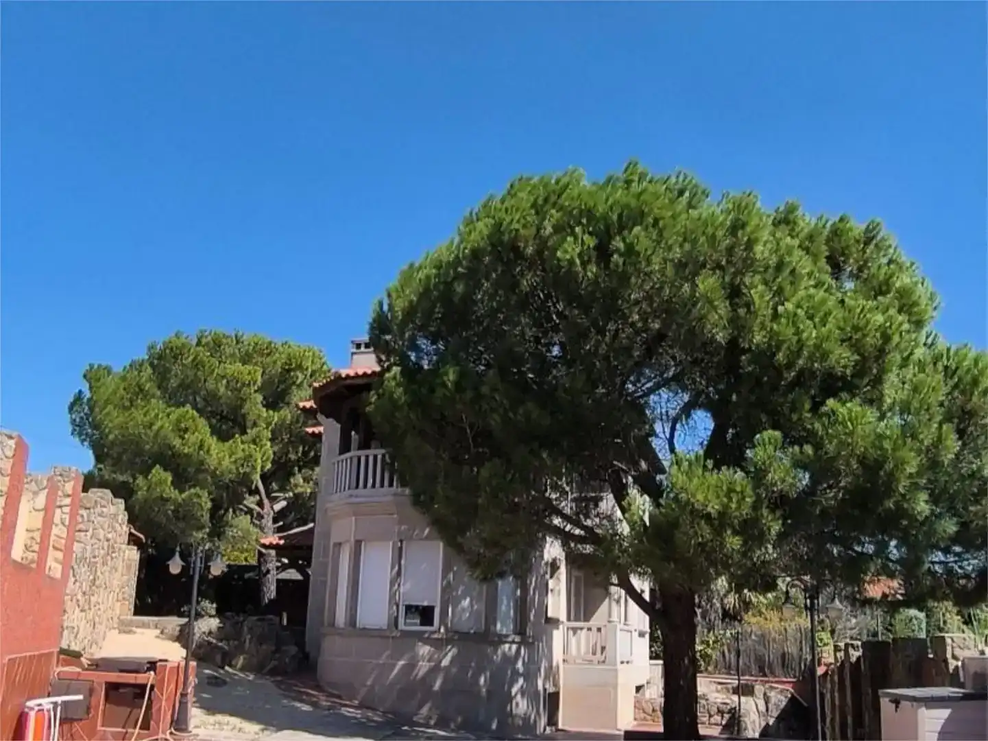 Außenansicht von Wohnung zum Verkauf in Torrelodones mit Klimaanlage, Schwimmbad und Balkon