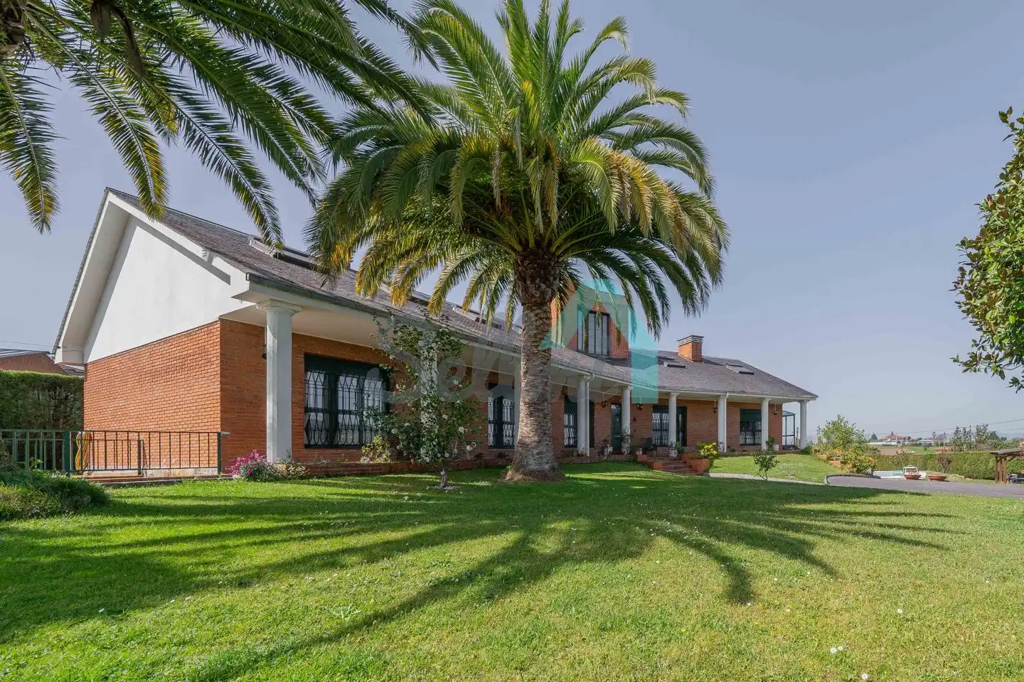 Vista exterior de Casa o xalet en venda en Oviedo  amb Calefacció, Jardí privat i Parquet