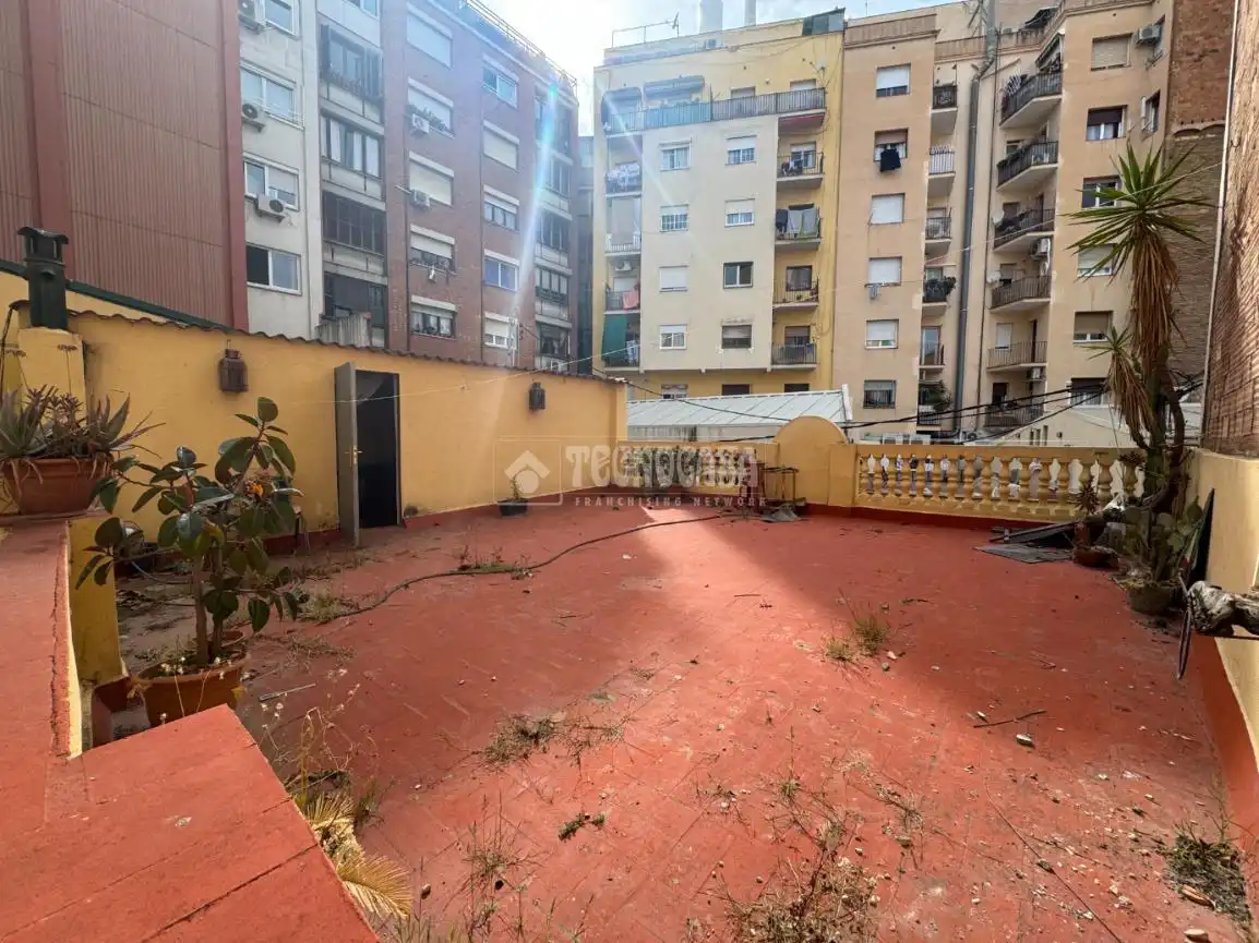 Terrasse von Einfamilien-Reihenhaus zum Verkauf in Barcelona mit Klimaanlage und Terrasse