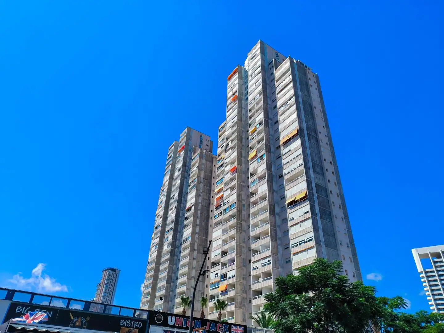 Vista exterior de Dúplex en venda en Benidorm amb Aire condicionat, Calefacció i Jardí privat