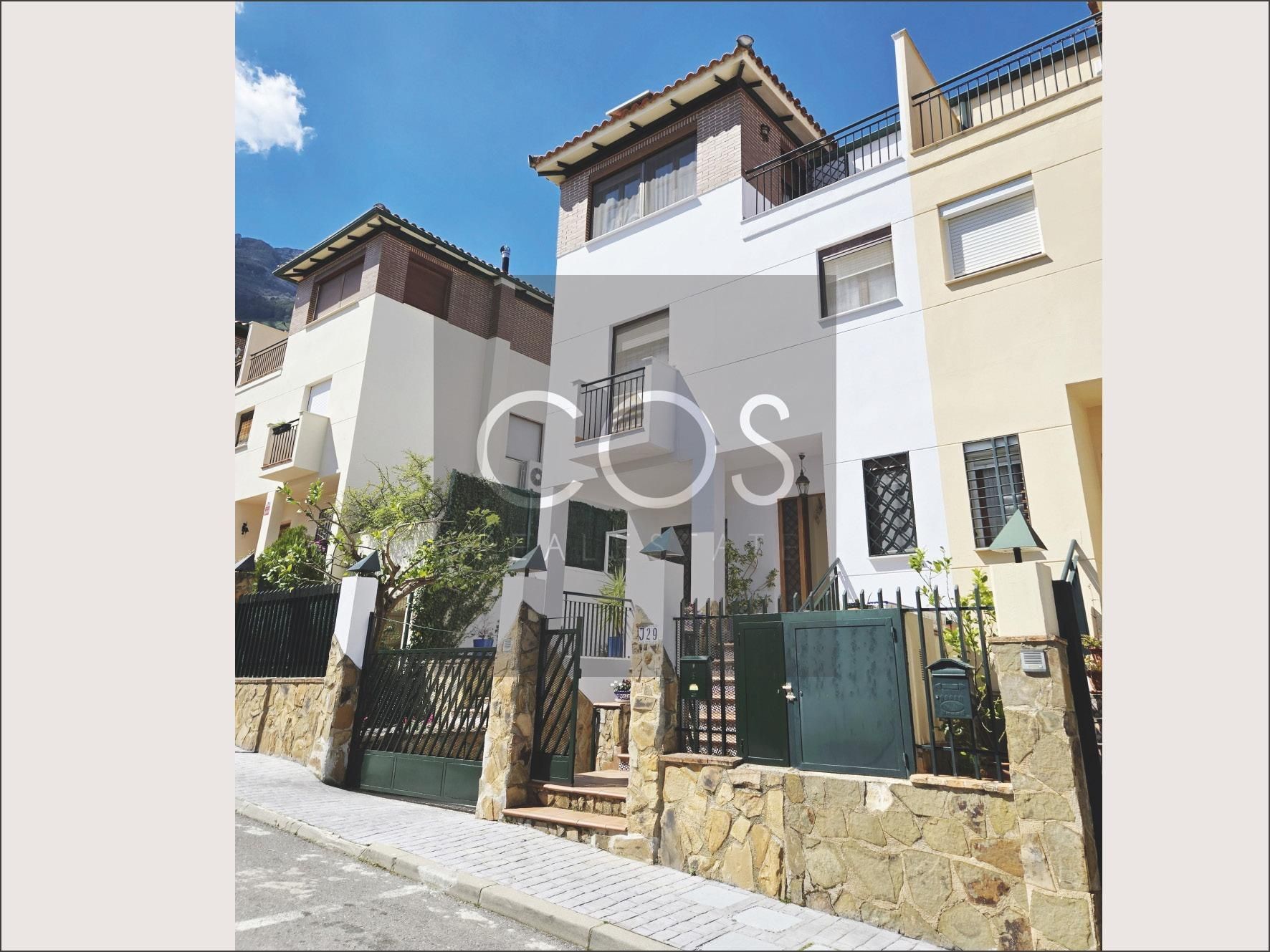 Vista exterior de Casa adosada en venda en  Jaén Capital amb Calefacció, Jardí privat i Terrassa