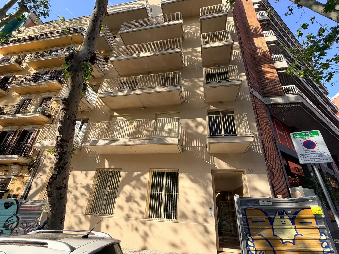 Vista exterior de Local en venda en Barcelona