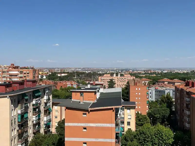 Vista exterior de Pis en venda en Madrid amb Calefacció i Terrassa