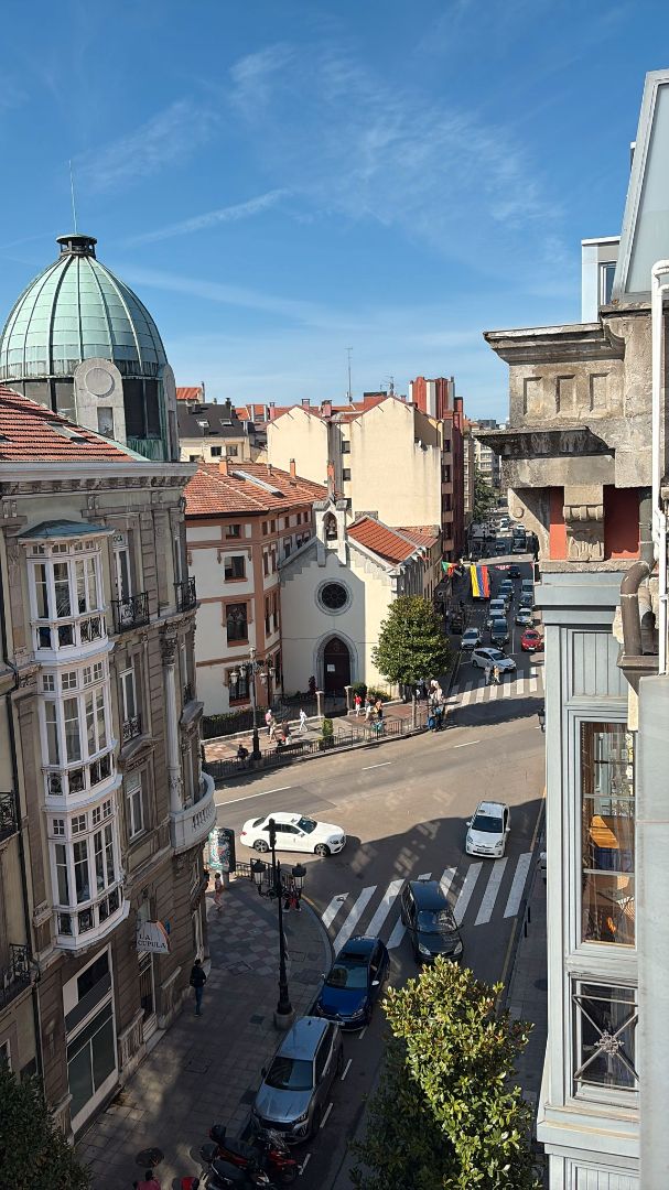 Vista exterior de Àtic en venda en Oviedo  amb Terrassa